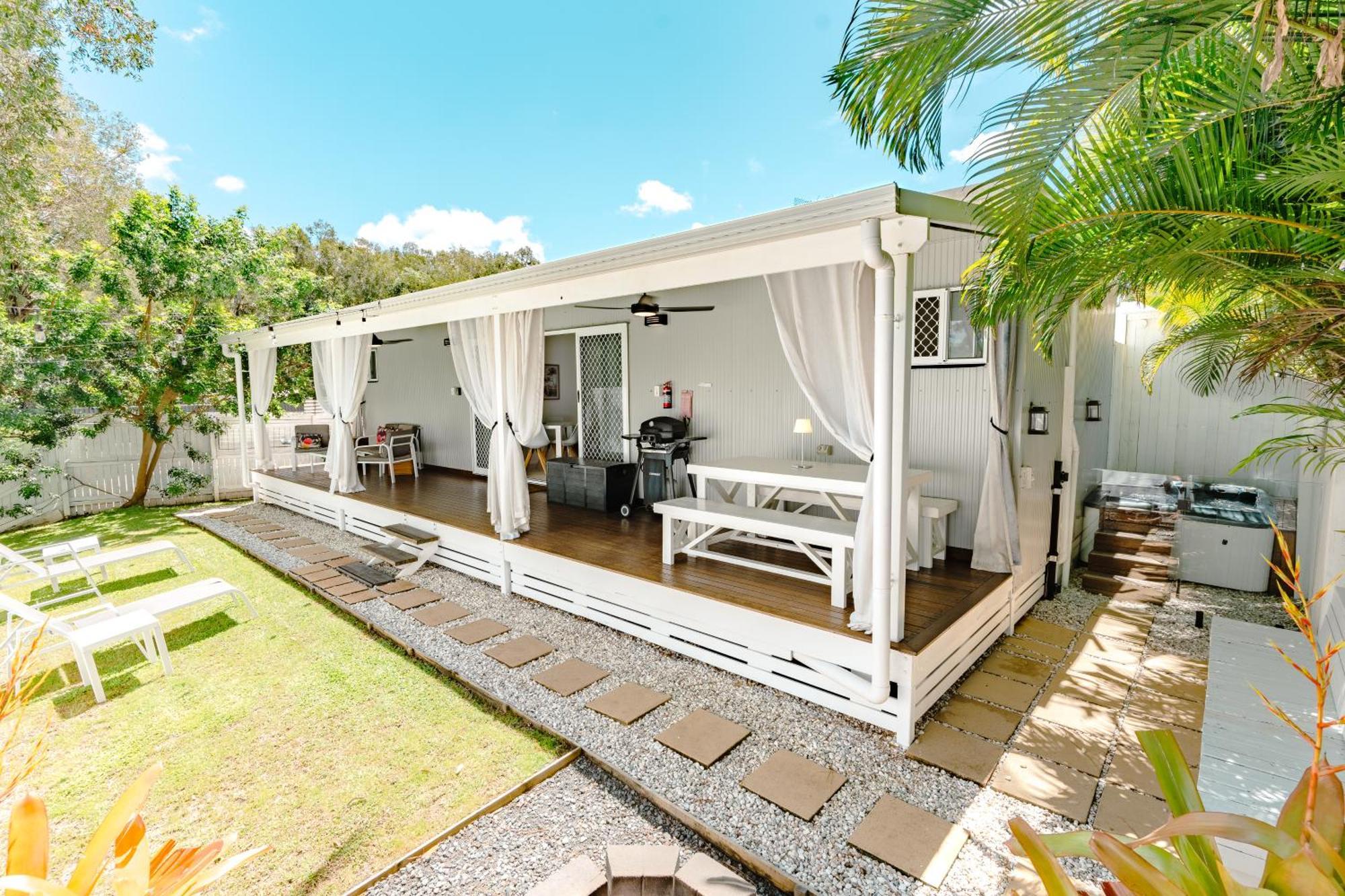 Private Outdoor Spa, Fire Pit, Cinema Room - The Cottage Coolum Beach Exterior foto